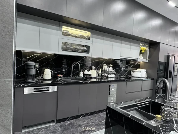 Phòng bếp hiện đại, sang trọng với tông màu đen và xám chủ đạo.