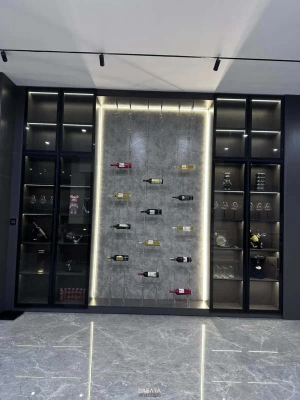 Tủ rượu kính đen hiện đại, trưng bày đa dạng các loại rượu.