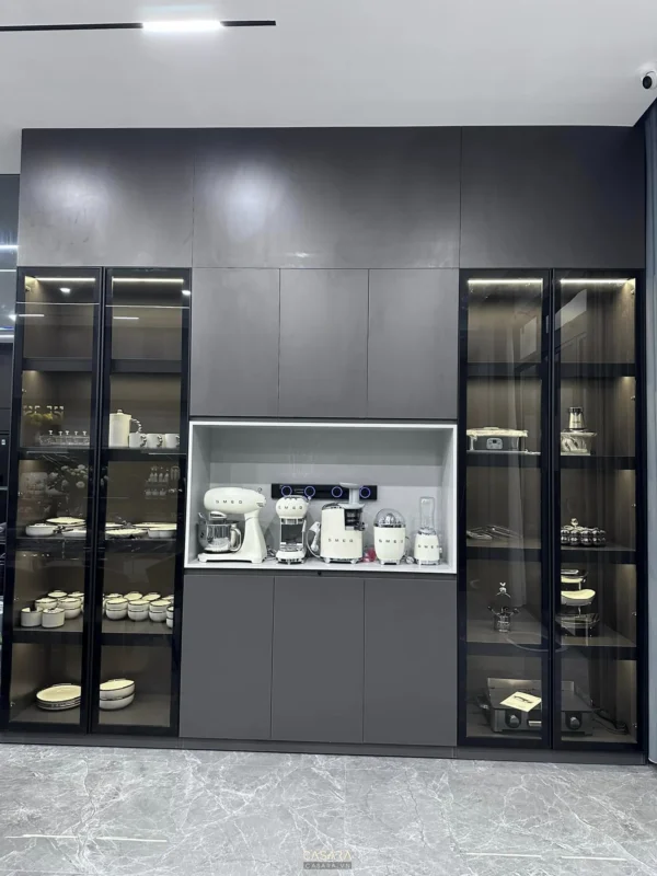 Tủ bếp hiện đại, sang trọng với thiết kế đối xứng và ánh sáng tinh tế.