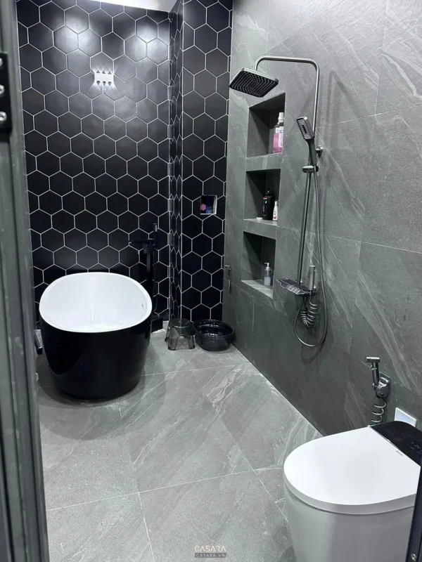 Phòng tắm hiện đại, sang trọng với tông màu đen chủ đạo.