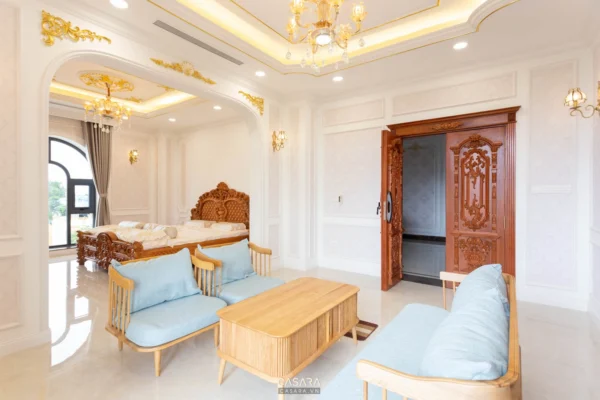 Phòng khách và phòng ngủ được thiết kế sang trọng, ấm cúng.