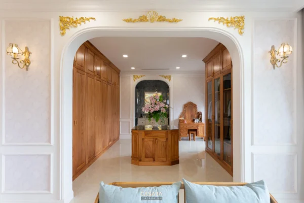 Phòng khách trang nhã với nội thất gỗ ấm cúng, ánh sáng dịu nhẹ.