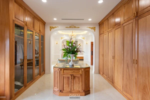 Nội thất phòng với tủ gỗ lớn và bàn trang trí tinh tế.