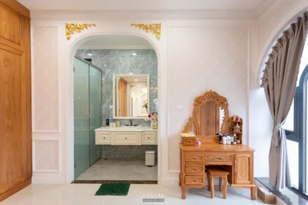 Phòng tắm và khu vực trang điểm sang trọng, ấm cúng với nội thất gỗ.