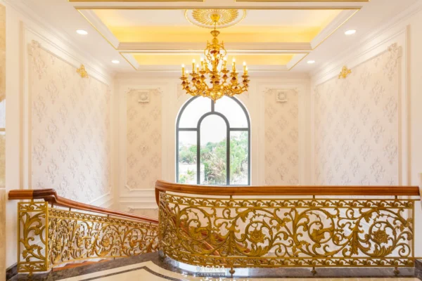 Nội thất sang trọng với cầu thang vàng và đèn chùm lộng lẫy.