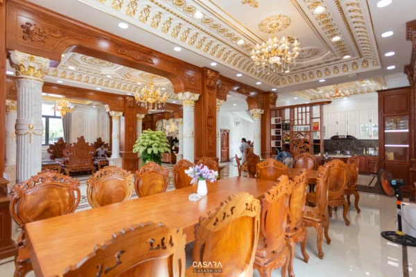 Phòng khách rộng lớn, sang trọng với nội thất gỗ chạm khắc tinh xảo.