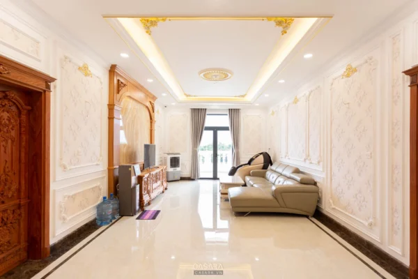 Phòng khách sang trọng với nội thất cổ điển và ánh sáng ấm áp.