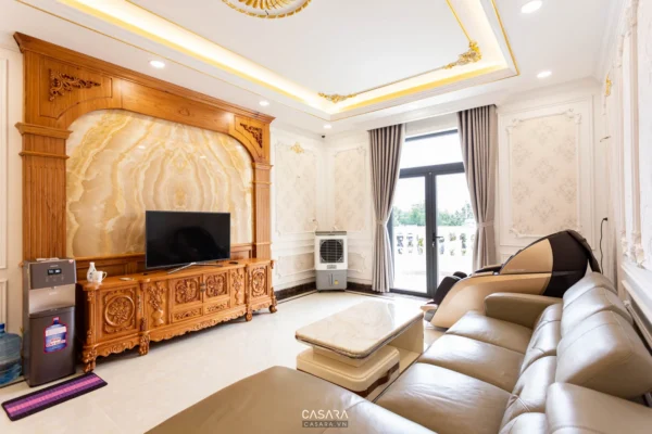 Phòng khách sang trọng với nội thất gỗ chạm khắc tinh xảo.