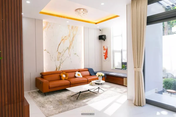 Phòng khách hiện đại, sang trọng với nội thất tinh tế, ấm cúng.