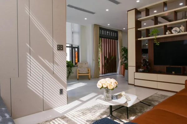 Phòng khách hiện đại, sáng sủa với nội thất gỗ và ánh sáng tự nhiên.