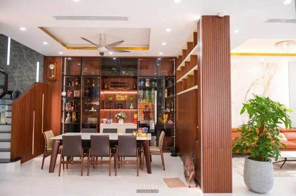 Phòng ăn hiện đại, sang trọng với kệ tủ lớn và nội thất gỗ ấm áp.