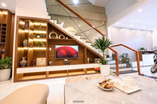 Nội thất phòng khách hiện đại, sang trọng với kệ tivi và cầu thang gỗ.