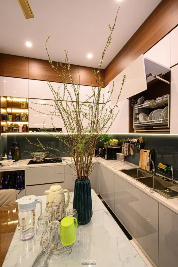 Phòng bếp hiện đại, sang trọng với thiết kế tối giản, tinh tế.