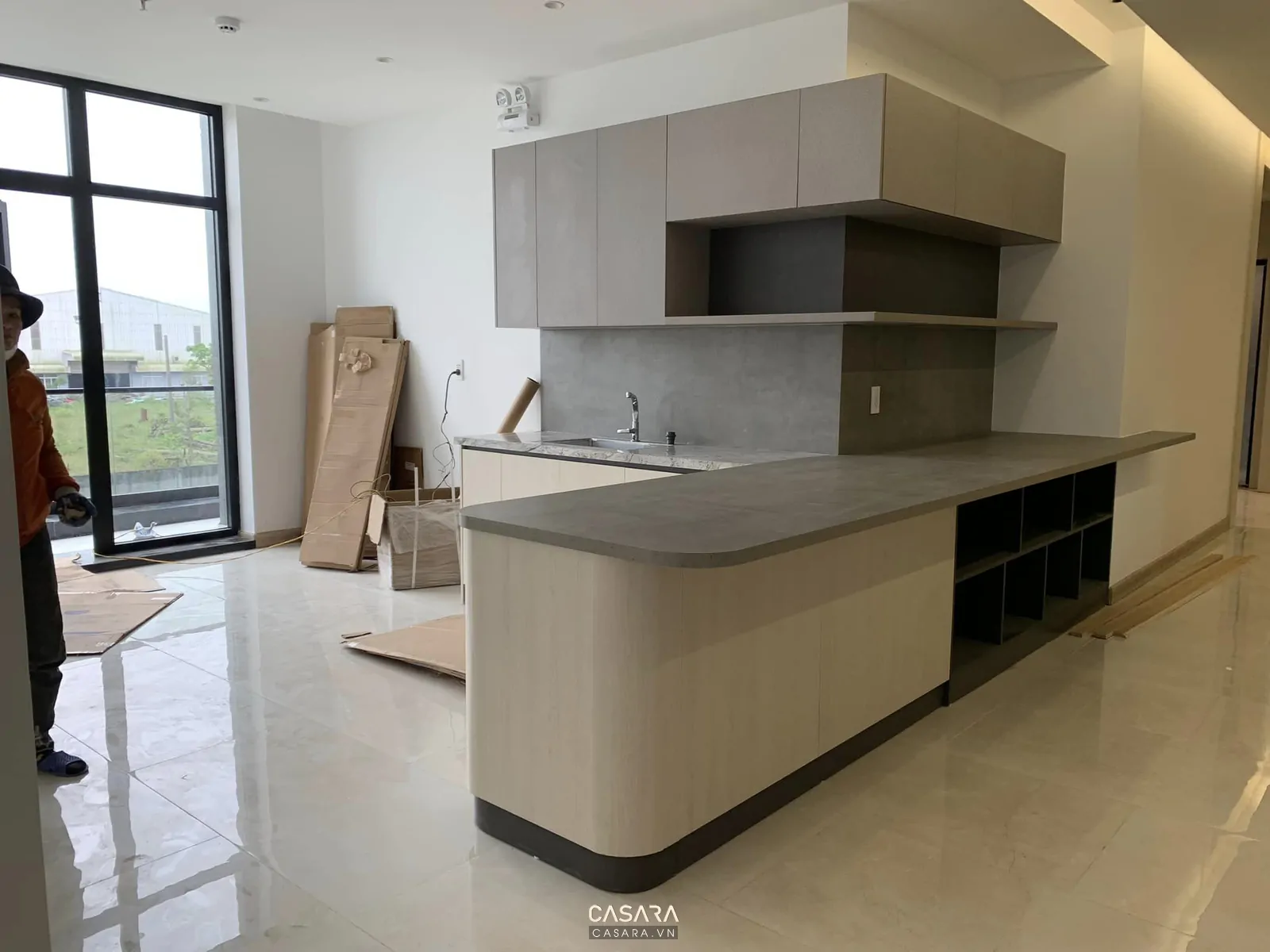 thi công sửa chữa nhà chung cư khu bếp với tủ bếp và bàn ăn