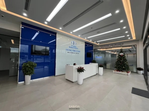 Sảnh đón tiếp rộng rãi, hiện đại của trung tâm cơ khí Thaco Industries.
