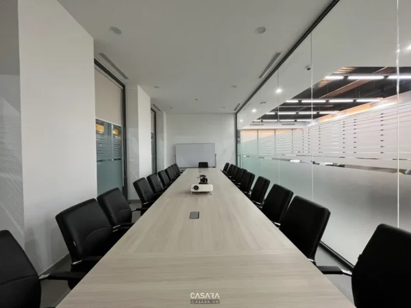 Phòng họp hiện đại, rộng rãi với thiết kế tối giản, sang trọng.