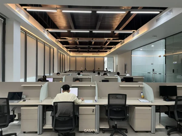 Văn phòng làm việc hiện đại, thoáng đãng với nhiều nhân viên đang làm việc.