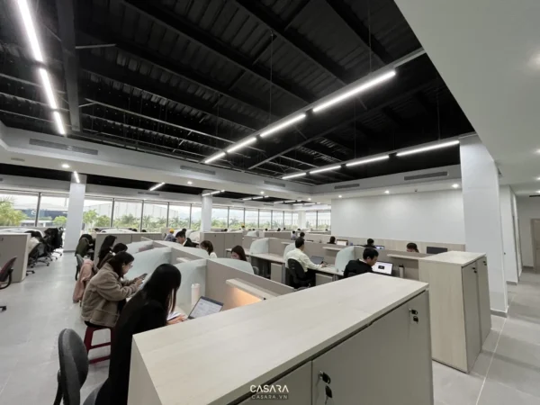 Không gian văn phòng mở hiện đại, thoáng đãng với nhiều nhân viên làm việc.