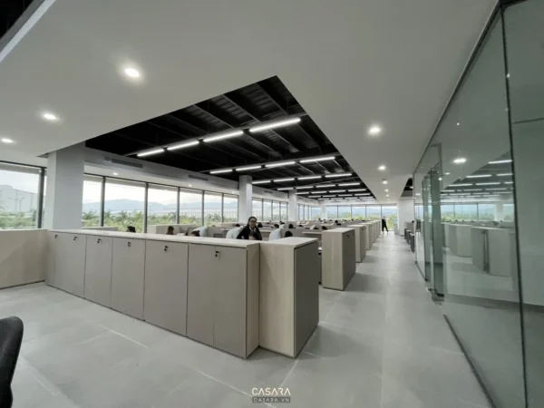 Văn phòng làm việc hiện đại, rộng rãi với thiết kế tối giản.