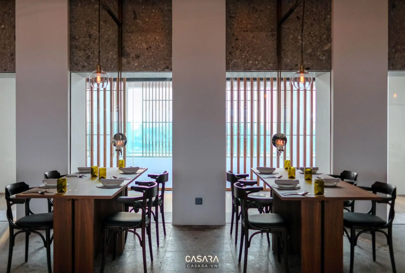 Không gian nhà hàng Casara VN trang nhã, tối giản với nội thất gỗ.