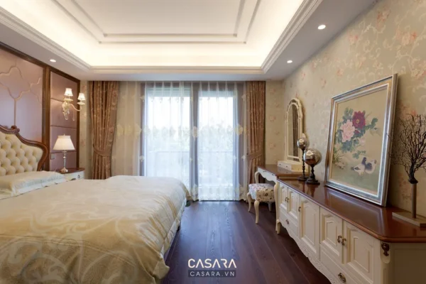 Phòng ngủ sang trọng với nội thất cổ điển, ánh sáng ấm áp.