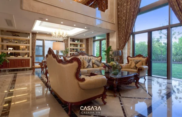Phòng khách sang trọng với nội thất cổ điển và cửa kính lớn.