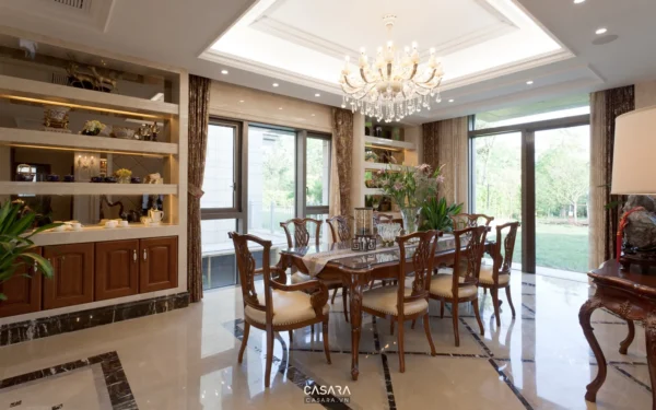 Phòng ăn sang trọng, rộng rãi với đèn chùm pha lê lộng lẫy.