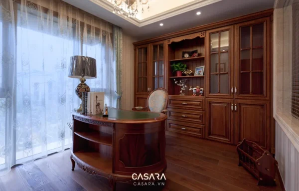 Phòng làm việc sang trọng với nội thất gỗ cổ điển, ấm cúng.