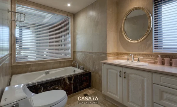 Phòng tắm hiện đại, sang trọng với bồn tắm và nội thất màu be.