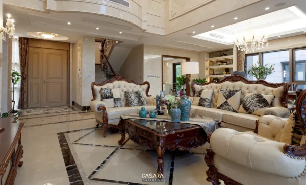 Phòng khách sang trọng với nội thất cổ điển, màu sắc ấm áp.