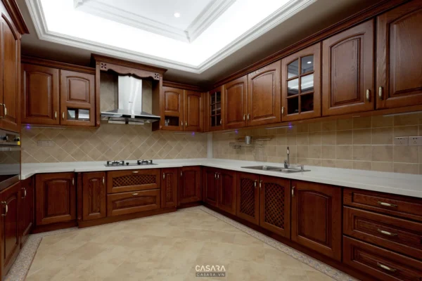 Phòng bếp gỗ ấm cúng với thiết kế tủ bếp hiện đại, sang trọng.