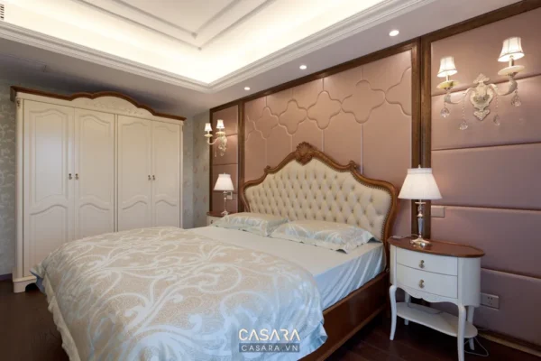 Phòng ngủ tân cổ điển trang nhã, ấm cúng với giường lớn và tủ âm tường.