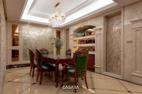 Phòng ăn sang trọng với đèn chùm pha lê và nội thất gỗ đỏ.