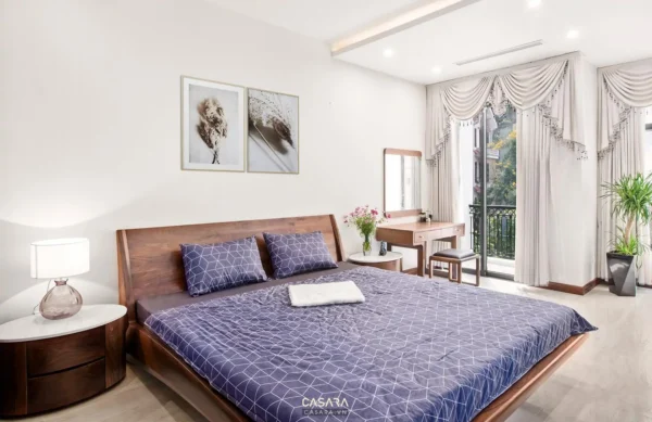 Phòng ngủ hiện đại, sang trọng với tông màu trắng chủ đạo và gỗ ấm áp.