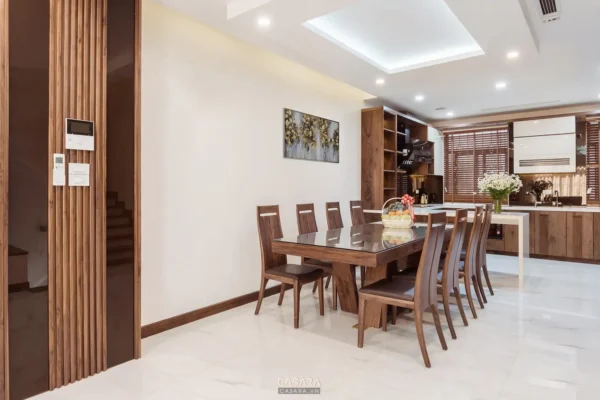 Phòng ăn hiện đại, sang trọng với nội thất gỗ và ánh sáng ấm áp.