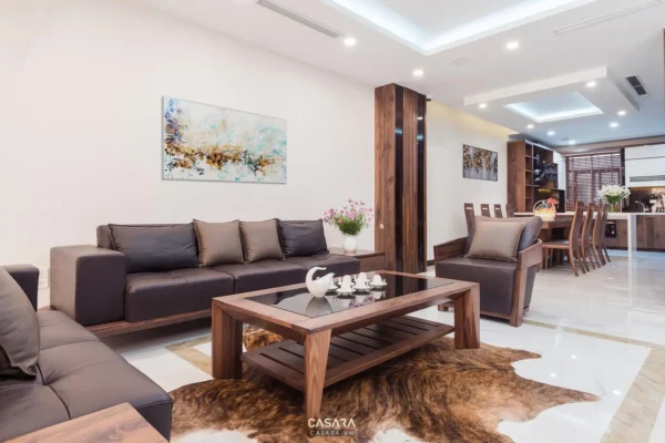 Phòng khách hiện đại, sang trọng với nội thất gỗ và tông màu trầm ấm.