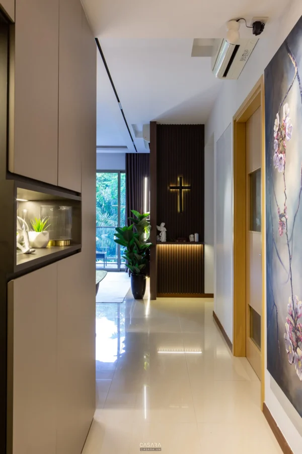 Hành lang nhà hiện đại, sang trọng với điểm nhấn thánh giá vàng.