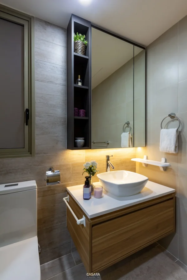 Phòng tắm hiện đại, tối giản với gương lớn và ánh sáng ấm áp.