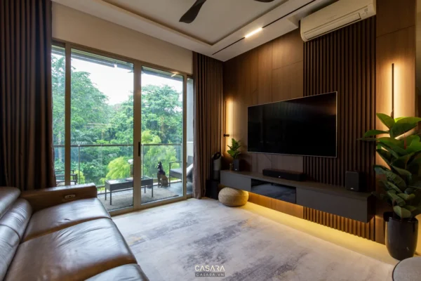 Phòng khách hiện đại, ấm cúng với cửa sổ lớn hướng vườn.