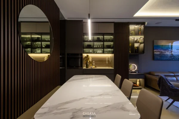 Phòng bếp hiện đại, sang trọng với đảo bếp đá và tủ kính.