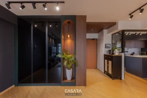 Nội thất hiện đại với tủ âm tường đen, điểm nhấn gỗ ấm áp.