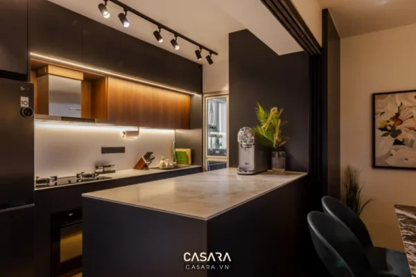 Nhà bếp hiện đại, sang trọng với nội thất gỗ và ánh sáng ấm áp.