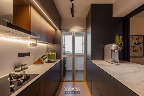 Phòng bếp hiện đại, tối giản với tông màu đen và trắng chủ đạo.