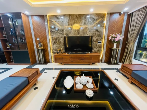 Phòng khách hiện đại, sang trọng với nội thất gỗ và điểm nhấn đá.