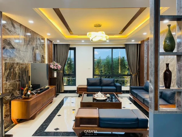 Phòng khách hiện đại, sang trọng với nội thất gỗ và đá tinh tế.