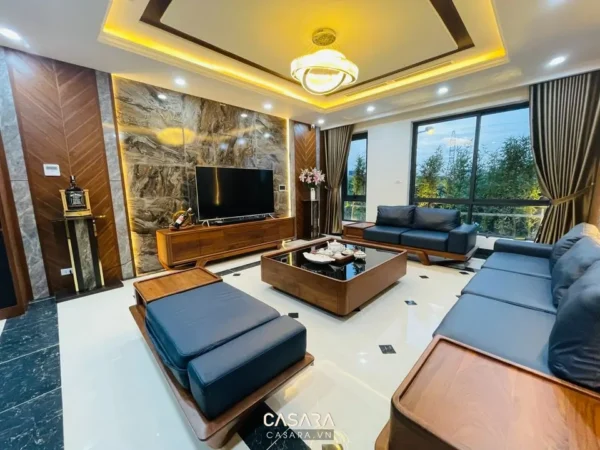 Phòng khách hiện đại, sang trọng với nội thất gỗ và đá tinh tế.