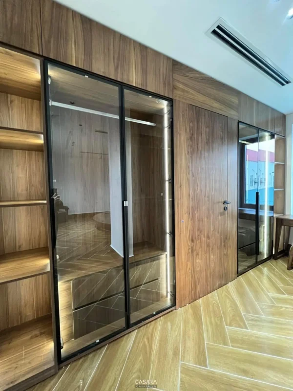Tủ âm tường gỗ vân sáng, hiện đại và sang trọng trong căn phòng.
