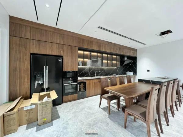 Phòng bếp hiện đại, sang trọng với nội thất gỗ và đen.