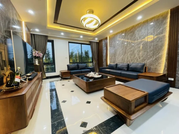 Phòng khách hiện đại, sang trọng với nội thất gỗ và ánh sáng ấm áp.