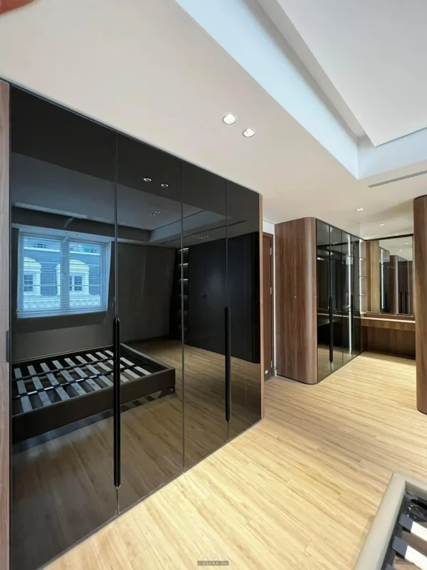 Nội thất tủ âm tường hiện đại, sang trọng với bề mặt kính đen bóng.